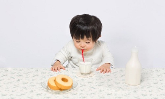 Chuyên gia giải đáp: Trẻ 1 tuổi có nên uống Sữa Tươi?