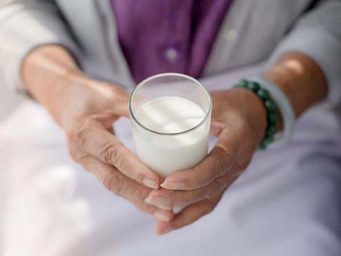 Chọn loại sữa phù hợp, uống đúng hướng dẫn của các chuyên gia dinh dưỡng sẽ rất tốt cho người bị ung thư gan