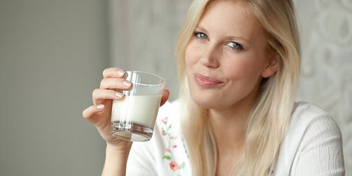 Bệnh nhân khó tiêu nên tránh uống sữa gần bữa ăn
